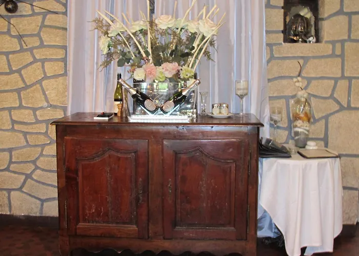 Logis Hotel Deshors-Foujanet